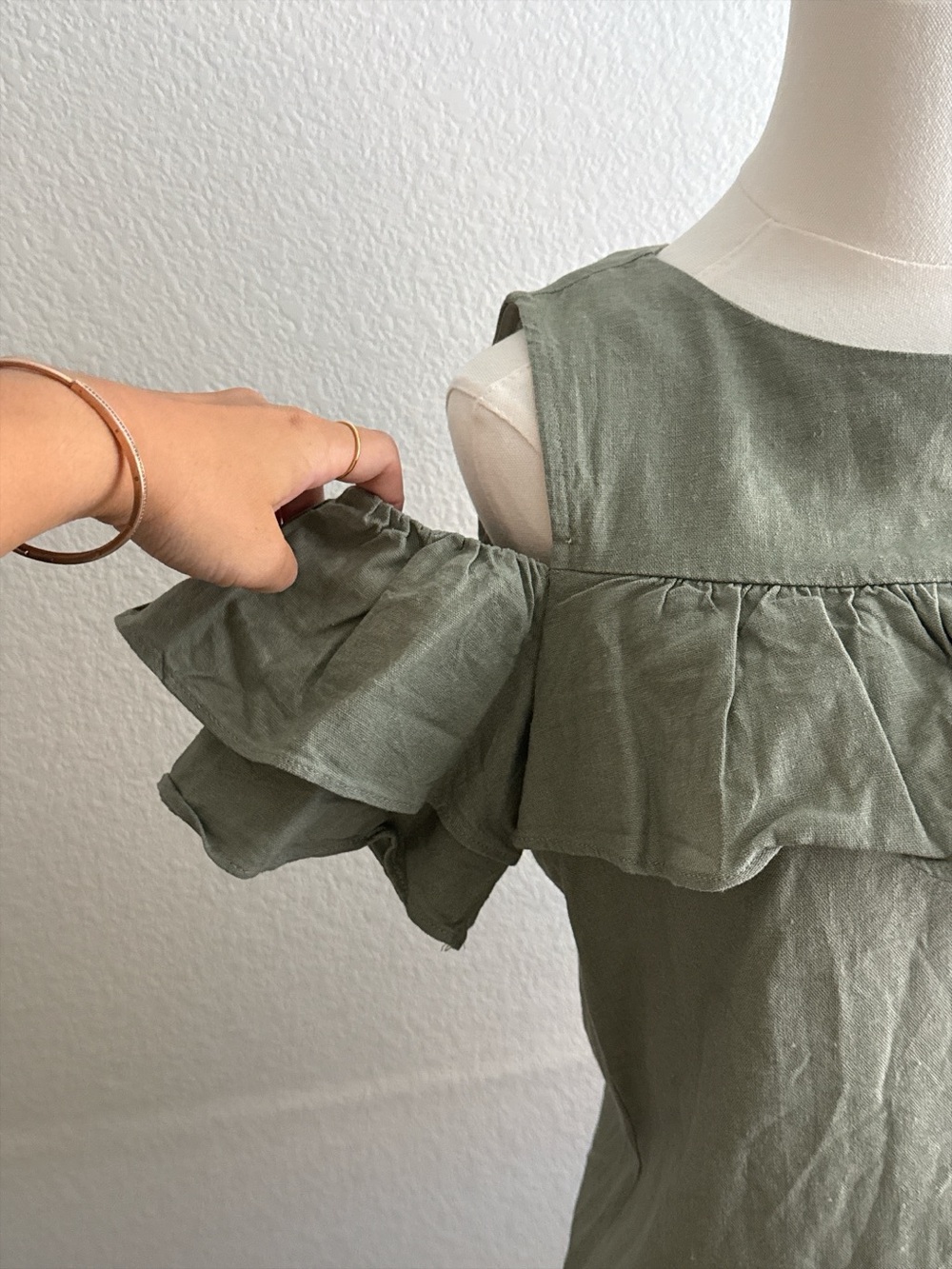 MIXXO Olive Green Linen Cold Shoulder Ruffle Top – Size M
